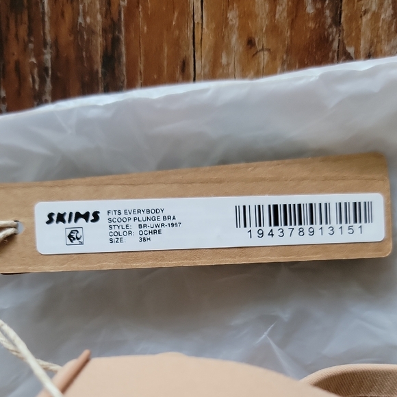 SKIMS Plunge Bra - 38H - Picture 6 of 6